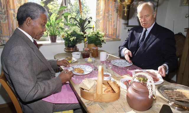 FINT BESØK: Da Nelson Mandela besøkte Oslo i 1992, ble han servert frokost hjemme hos daværende utenriksminister Thorvald Stoltenberg. Foto: Agnete Brun/ NTB scanpix FINT BESØK: Da Nelson Mandela besøkte Oslo i 1992, ble han servert frokost hjemme hos daværende utenriksminister Thorvald Stoltenberg. Foto: Agnete Brun/ NTB scanpix